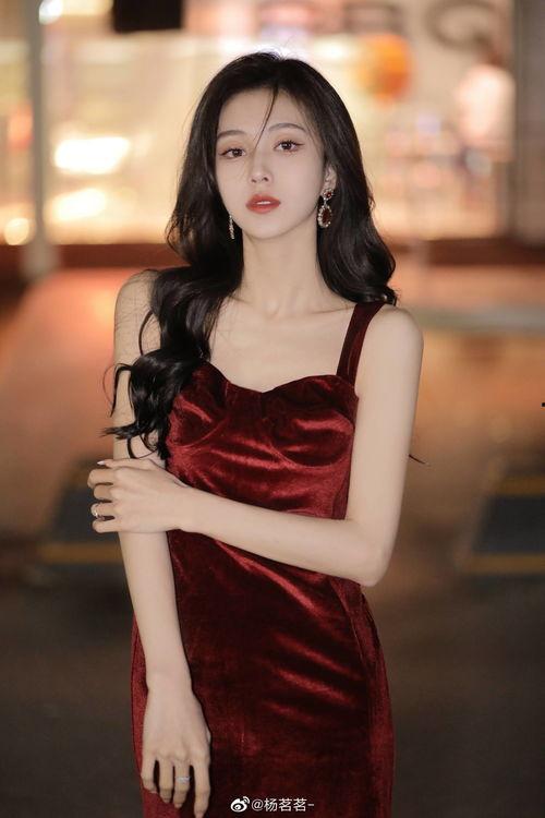 明星网红连衣裙图片女,明星网红同款连衣裙，引领潮流新风尚
