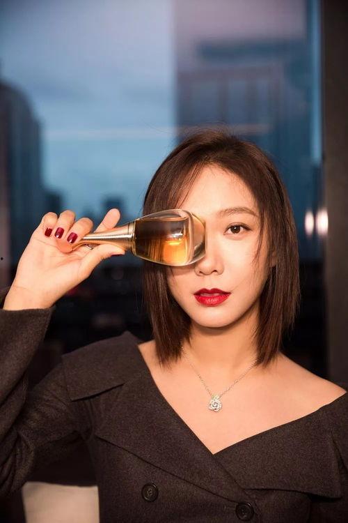 迪奥女明星网红是谁呀,她是如何成为时尚界的璀璨之星