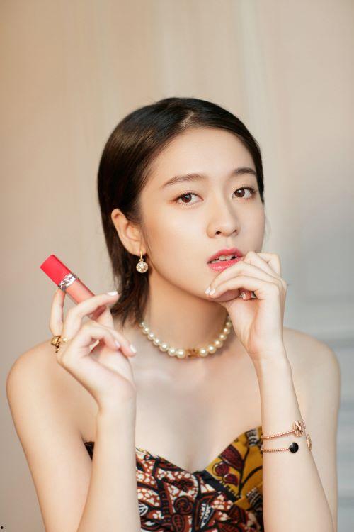 迪奥女明星网红是谁呀,她是如何成为时尚界的璀璨之星
